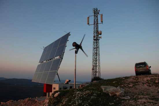 Avea, a Turkish MNO (Mobile Network Operator) deployed a solar- and wind-powered base station. ©2010 AVEA
