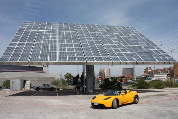 Tesla-EV-in-front-of-solar-panels