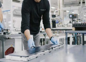 Unique look inside Tesla Gigafactory 2 with solar roof tile production images