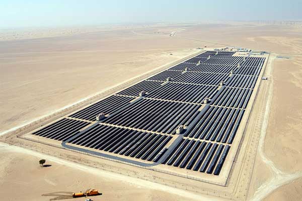Solar-panels-in-deserts