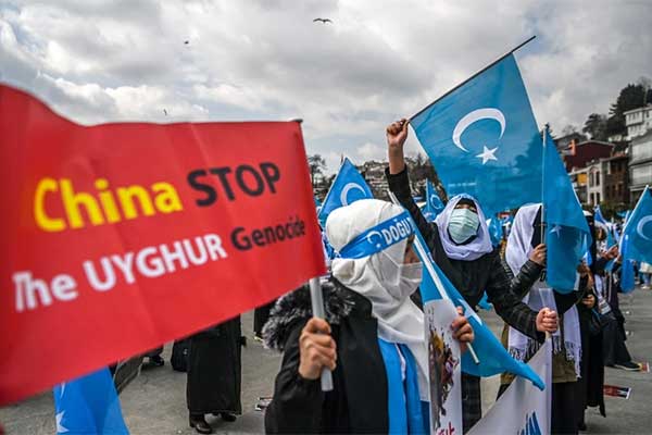 Uighur-women-gather-outside-the-Chinese-consulate