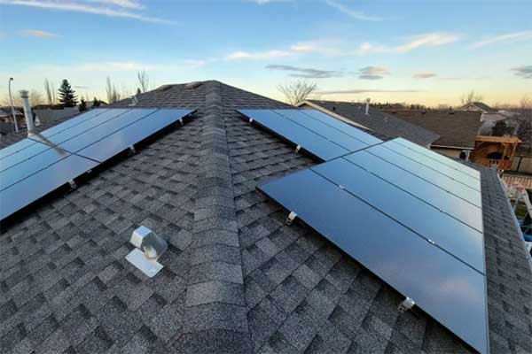 Solar-panels-installed-on-a-house-in-northern-Alberta