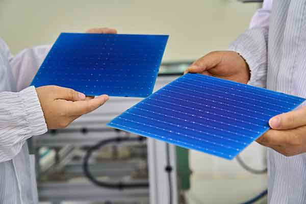 The-research-team-is-inspecting-the-quality-of-the-fabricated-silicon-heterojunction-solar-cells